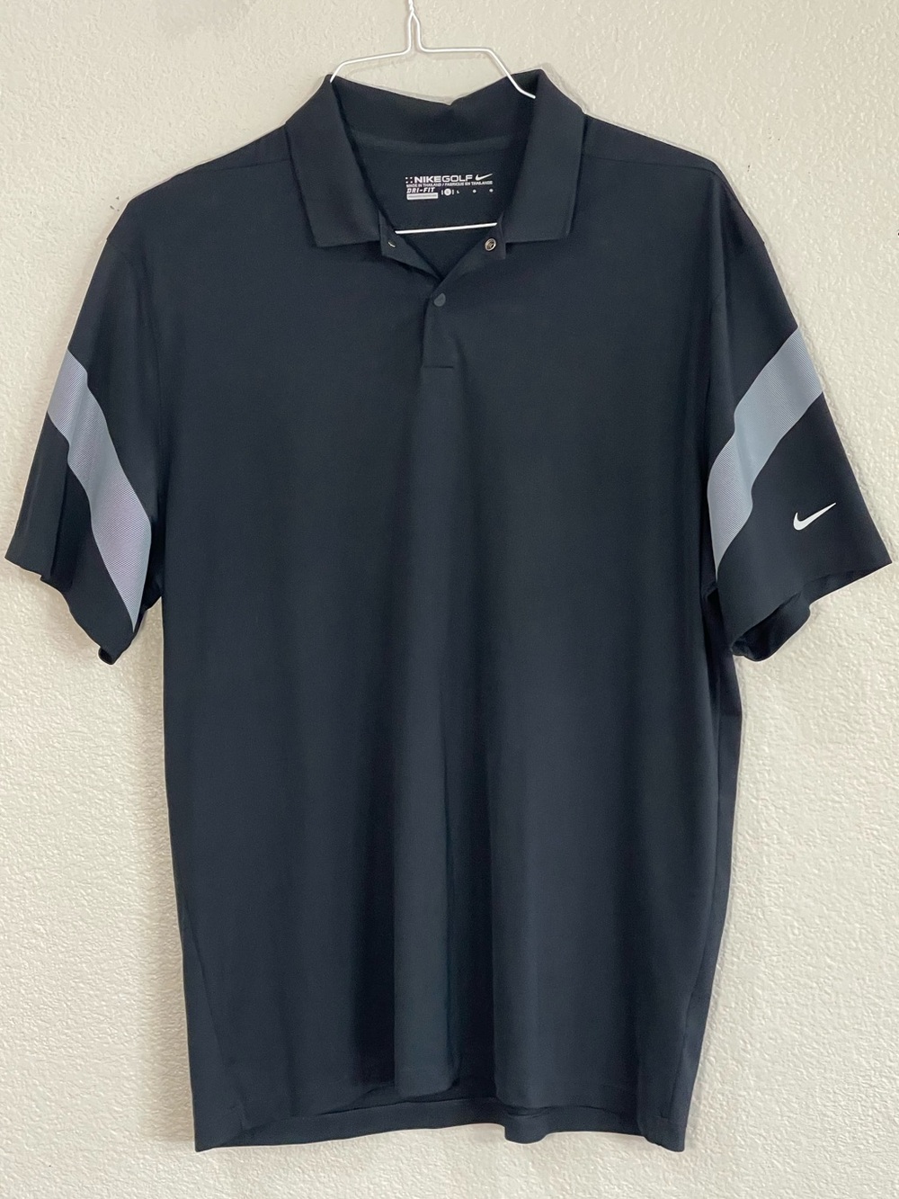 Nike Golf Men’s Black Polo with Gray Sleeve Stripes Size Large